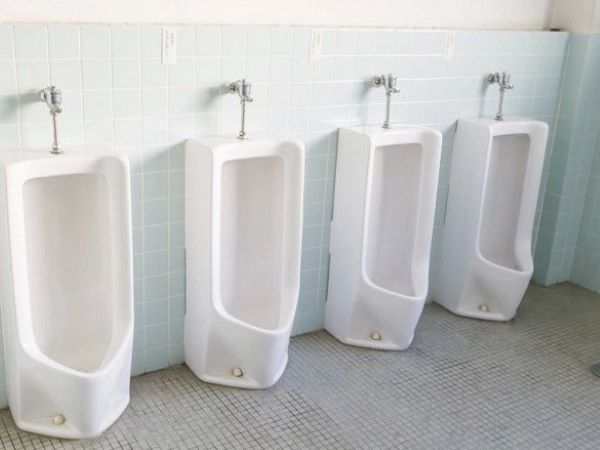Tên trộm kì dị thích lấy nắp cống trong nhà vệ sinh công cộng ở Nhật Bản