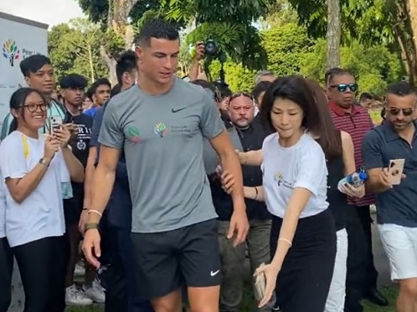 Nữ diễn viên nổi tiếng nói gì khi bị tố 'sờ soạng' Ronaldo?