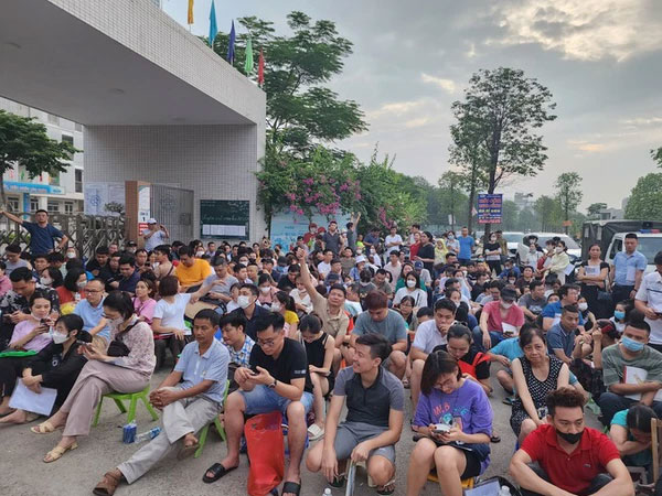 Phụ huynh ở Hà Nội xếp hàng xuyên đêm nộp hồ sơ cho con vào lớp 1