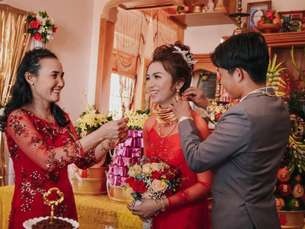 Bất ngờ cuộc sống mới của cô dâu Ninh Thuận nhận 14 cây vàng, sổ đỏ 4 tỷ thêm chiếc ôtô trong đám cưới 'siêu khủng'