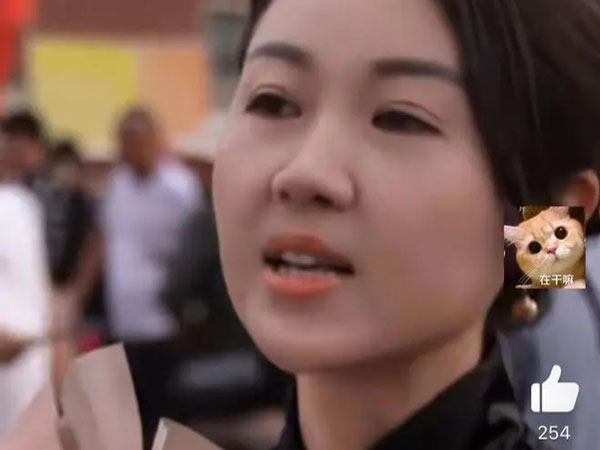 Người mẹ đập nát điện thoại trị giá 20 triệu khi con vào phòng thi: Câu chuyện đằng sau khiến nhiều người suy nghĩ