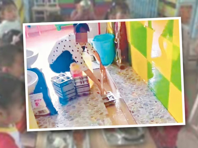 Nhân viên nhà trẻ rửa bát đĩa trong rãnh tiểu nhà vệ sinh khiến dư luận phẫn nộ