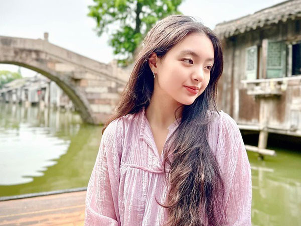 Con gái cựu mẫu Thúy Hạnh khoe nhan sắc trong veo ở tuổi 15
