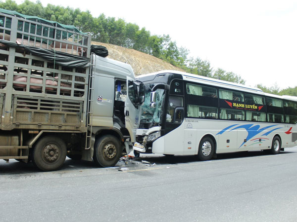 Ô tô tải đâm trực diện xe chở 21 hành khách
