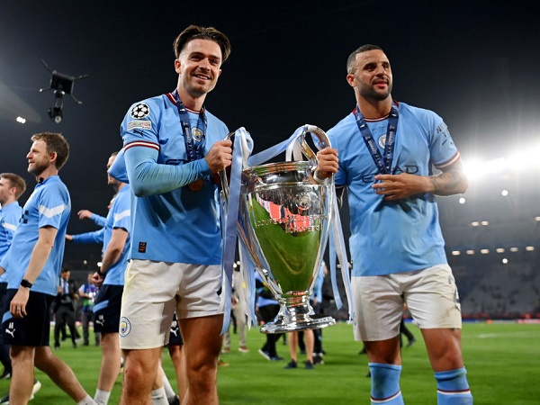 Hậu vệ Man City xin lỗi HLV tuyển Anh vì... phá lệ uống rượu mừng vô địch Champions League