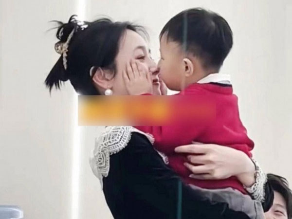 Cậu bé đòi hôn môi cô gái xinh đẹp, phản ứng của ông bố bên cạnh làm ai cũng ngượng thay