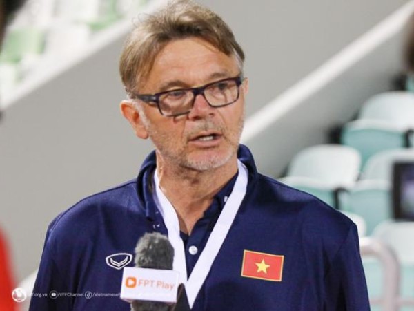 HLV Troussier hủy họp báo sau trận đấu khi hay tin học trò bị ngất