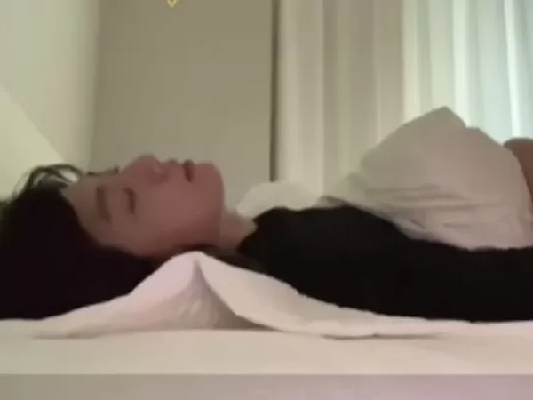 1 nam ca sĩ đình đám lên hẳn bản tin thời sự vì... ngủ quên trên livestream cũng hút gần 7 triệu người xem