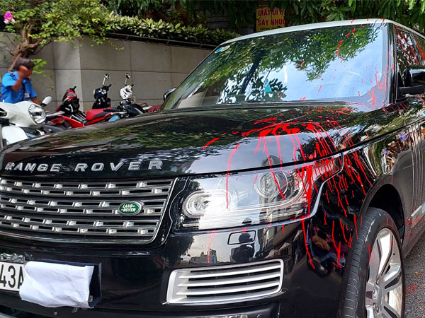 Ô tô Range Rover bị tạt đầy sơn đỏ