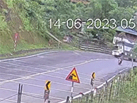Mất lái khi đổ đèo, xe tải lao vào vách núi rồi lật nghiêng