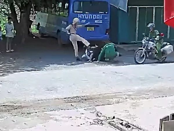Xôn xao clip người mặc sắc phục CSGT 'vung chân trúng đầu' người đi xe máy
