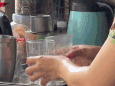Chủ quán trà 'múa nước sôi' tráng cốc suốt 10 năm nhờ câu nói của vị bác sĩ