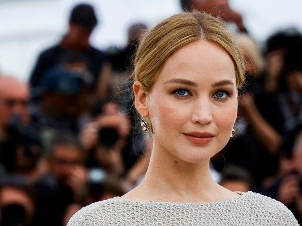 'Kiều nữ' Jennifer Lawrence gây sốc khi tố mẹ bán bồn cầu