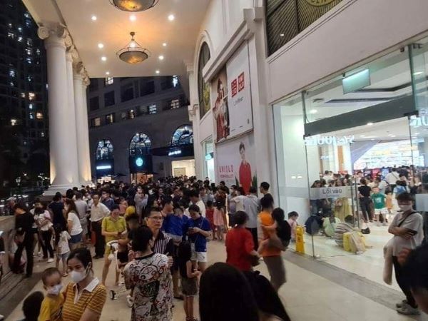 Cháy dưới hầm trung tâm thương mại ở Hà Nội, hàng trăm người tháo chạy