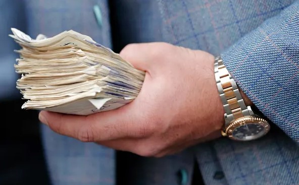 Cảnh sát nuốt cả xấp tiền phi tang chứng cứ sau khi bị phát hiện vòi tiền doanh nghiệp