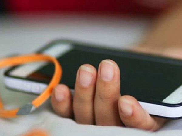Bé trai lớp 1 bị điện giật tử vong khi sử dụng điện thoại đang sạc pin