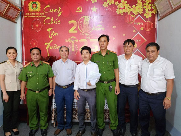 Bàn giao chiếc đồng hồ 278 triệu đồng cho người bị mất tại sân bay Phú Quốc