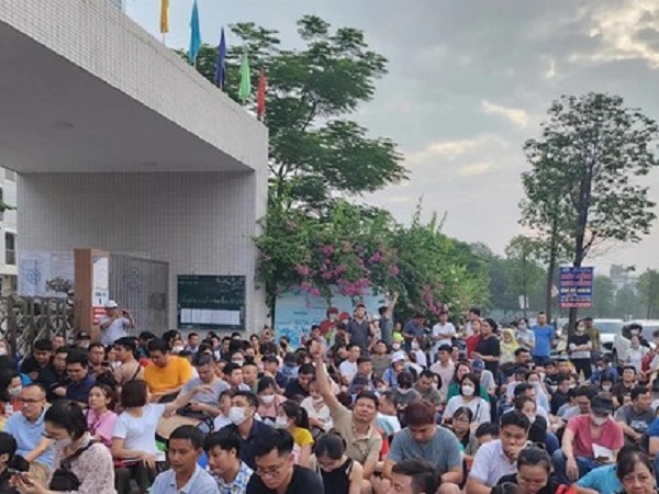 Xếp hàng xuyên đêm giành suất vào lớp 1: Cuộc đua khiến nhiều gia đình kiệt sức
