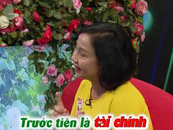Đối phương tiết lộ thu nhập, người phụ nữ U60 than 'sao sống được' và câu đáp trả khiến tất cả đồng tình