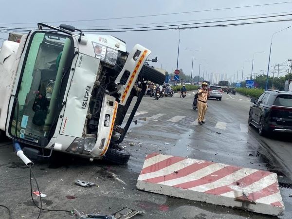 Tránh xe máy băng qua đường, ô tô tải tông người đi bộ tử vong