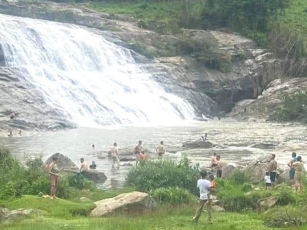 Trượt chân khi chụp ảnh, nữ du khách bị nước nhấn chìm ở thác Sao Va