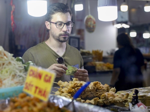 Khách hàng loay hoay với công nghệ thanh toán ở lễ hội không tiền mặt