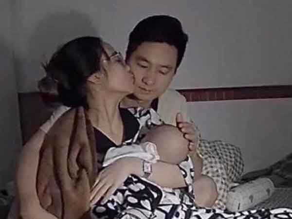 Mẹ bỉm tỉnh dậy giữa đêm dỗ con, hành động của người chồng khiến ai cũng ngưỡng mộ