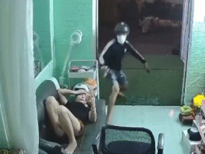 Clip: Người phụ nữ bị giật điện thoại ngay trong phòng khách nhà mình