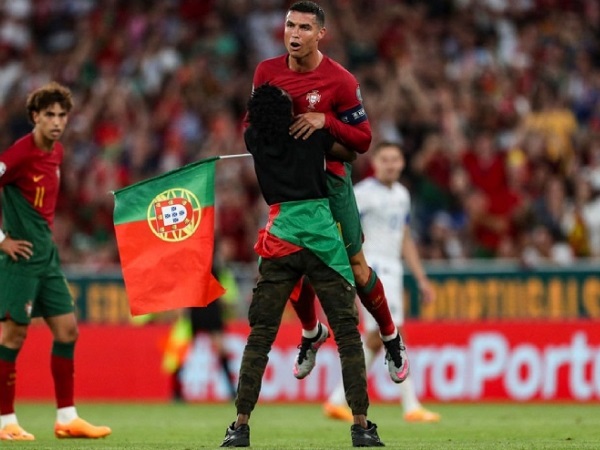 Ronaldo bị fan cuồng vào sân bế bổng, chung cảnh 'dở khóc dở cười' như Messi