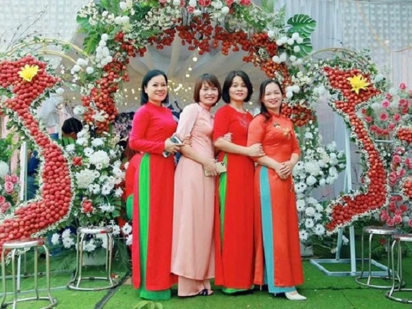 Độc lạ cổng cưới bằng vải thiều của cô dâu Lục Ngạn