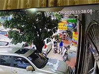 Clip: Hành vi đáng lên án của người đàn ông khi thấy ôtô đỗ chắn lối trước cửa hàng