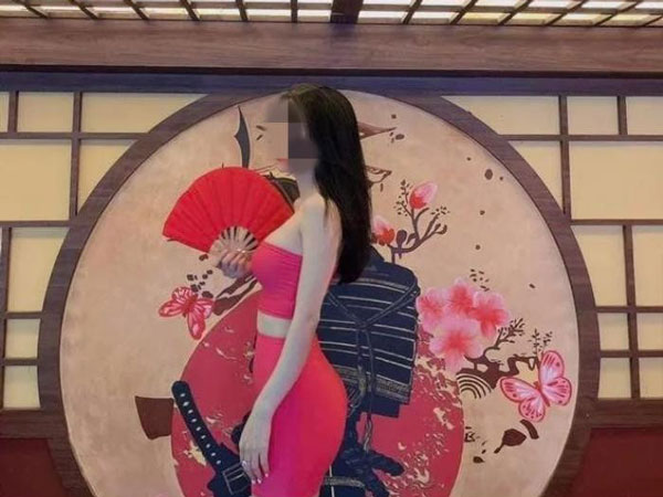 Giữa lúc vợ bị tuyên 9 tháng tù, chồng Trang Nemo bất ngờ đăng ảnh gái lạ với dòng trạng thái đầy ẩn ý
