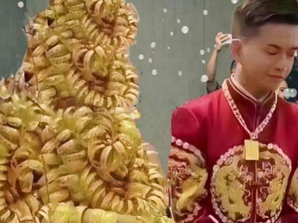 Sự thật bức ảnh cô dâu đeo vàng kín cả đầu, đến mức không nhìn thấy đường đi