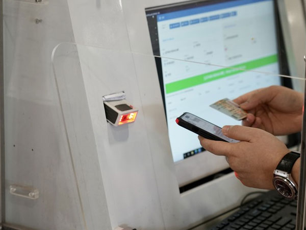 Người phụ nữ dùng giấy tờ giả để đi máy bay