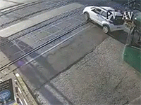 Tàu hỏa húc văng ôtô mắc kẹt trên đường ray