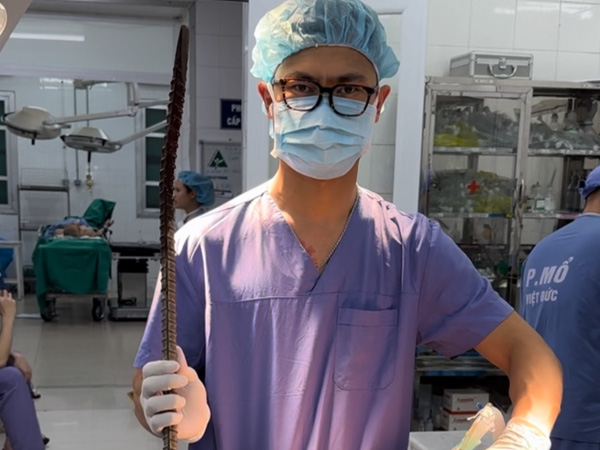 Vấp ngã, người đàn ông bị xà beng dài 90cm đâm xuyên cổ