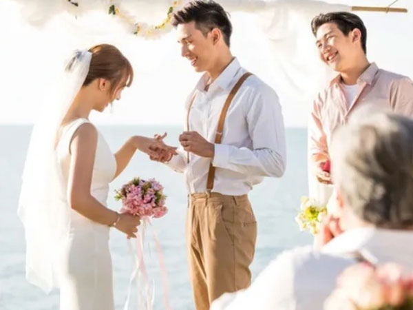 Đám cưới bạn gái cũ, chồng tôi ôm chặt cô dâu khiến chú rể nóng mặt