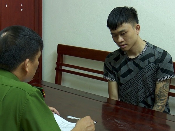 Bắt nam thanh niên bán lẻ ma tuý cho người nghiện, mang theo súng lục phòng thân