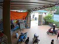 Bất cẩn khi nổ máy xe, người phụ nữ có pha 'bốc đầu' trong sân khiến người nhà hốt hoảng