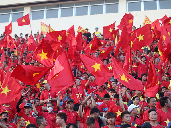 CĐV Nam Định 'đại náo' sân Thiên Trường tiếp lửa tuyển Việt Nam