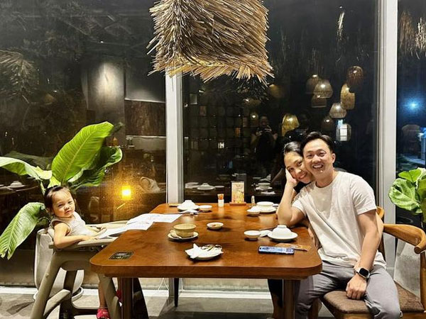 Cường Đô La hâm nóng tình cảm với vợ, nhan sắc sau sinh của Đàm Thu Trang gây chú ý
