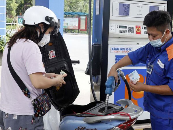 Giá xăng sẽ tăng trở lại vào ngày mai?