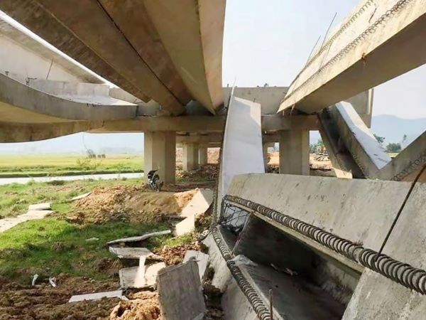 Loạt dầm cầu nặng hàng trăm tấn cao tốc Bắc - Nam bị đổ sập