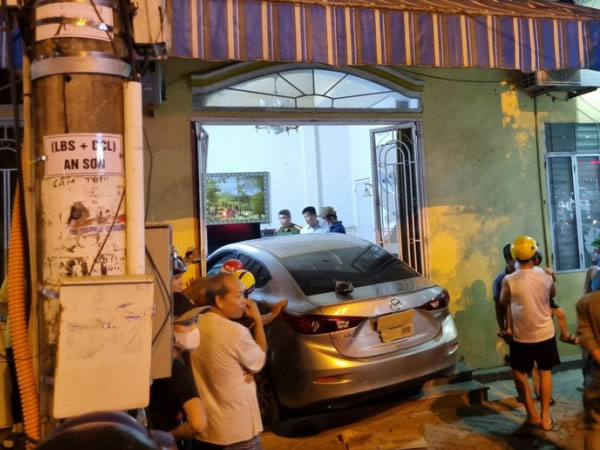 Ô tô mất lái lao lên lề đường, tông thẳng vào nhà dân