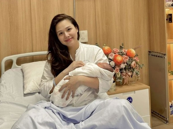 Trốn con đi chơi, 'nàng dâu hào môn' lên đồ toàn hàng hiệu