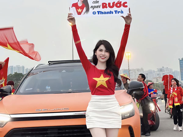 'Hot girl giơ biển tuyển chồng hot nhất sân Mỹ Đình' khoe da trắng phát sáng bên vườn rau