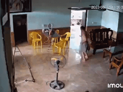 Bật dậy sau 'giấc mơ trưa', người đàn ông tá hỏa thấy xe tải 7 tấn lao vào nhà