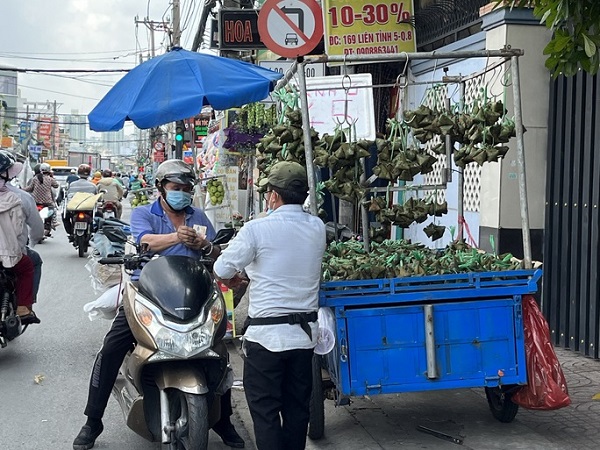 Nhộn nhịp thị trường Tết Đoan Ngọ, bánh ú lá tre chỉ từ 30.000 đồng/chục