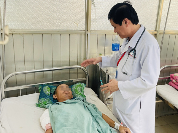 Nhập viện khẩn cấp vì sai lầm khi tự chữa mụn nhọt