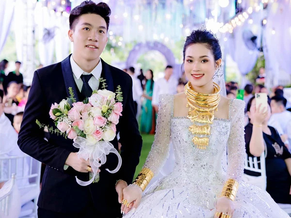Nhận hồi môn 14 cây vàng, nhà 500.000 USD, cô dâu Long An vẫn siêng một việc khiến nhiều người ngưỡng mộ